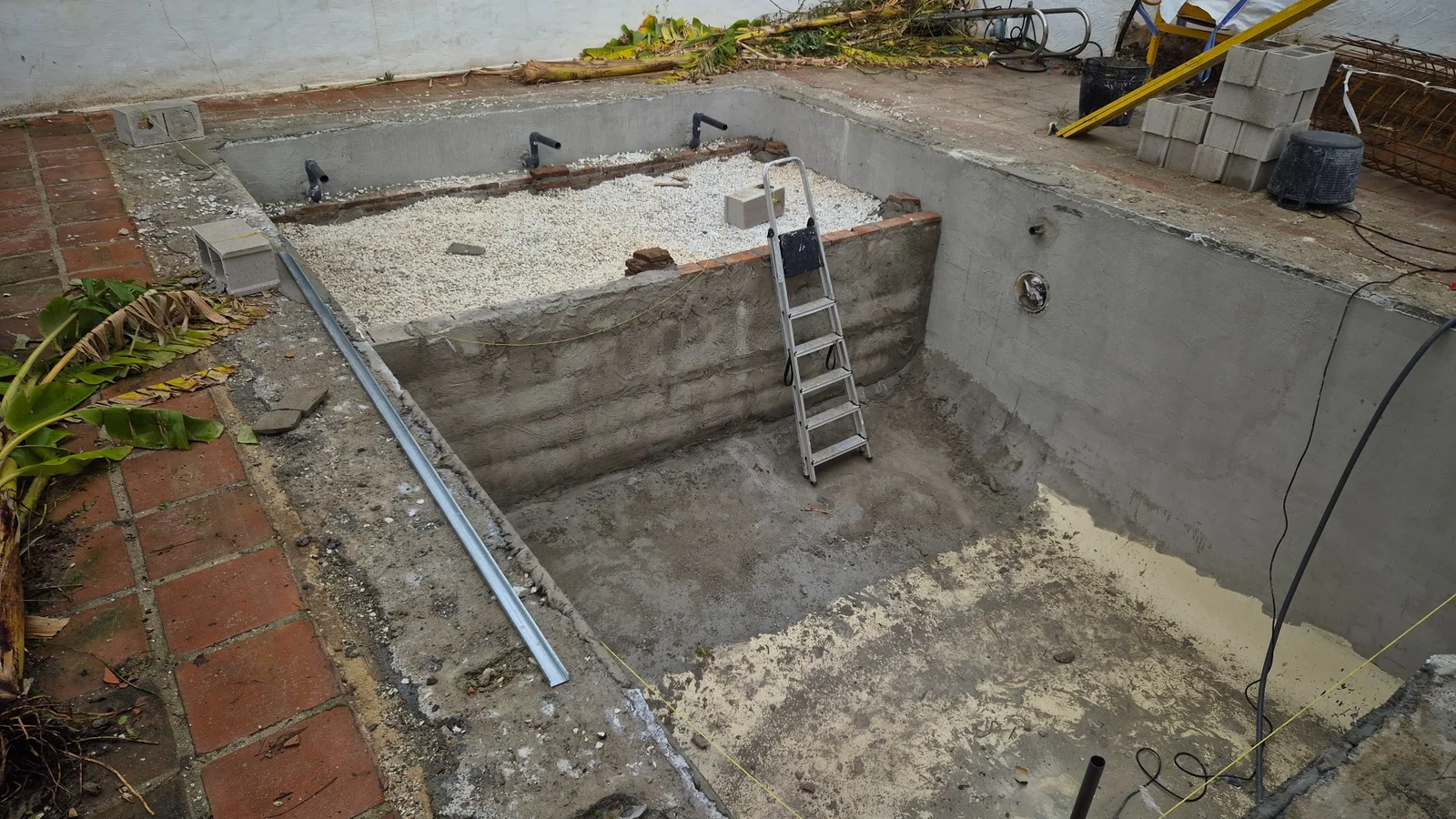Reforma integral de piscina durante la ejecución de obra